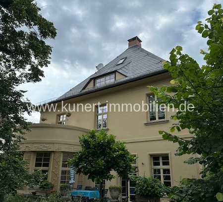 Direkt an der Heide: Hochwertig sanierte Denkmal-Villa mit 3 Wohneinheiten und 3 Garagen