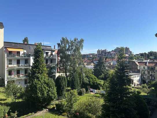 2 Zimmer in wunderschöner, sonniger ruhiger Lage mit Balkon und Bad mit Wanne, Dusche & Fenster!