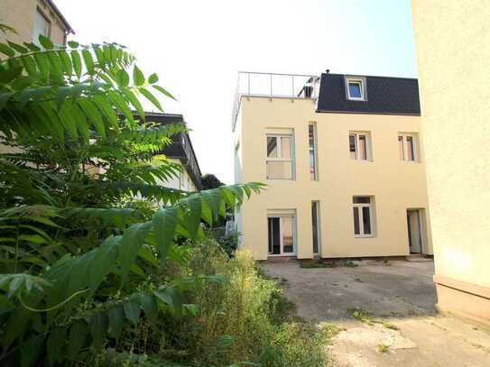 Einfamilienhaus in FFM-Unterliederbach mit Terrasse und kleinem Garten– Energieeffizient!