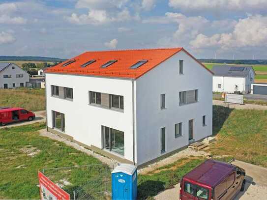 Neubau von 4 Doppelhaushälften mit Carport
in ökologischer Holzbauweise in Deining.
Provisionsfrei