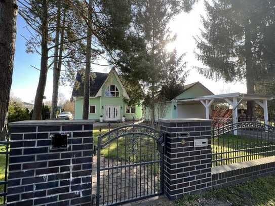 Nahe am Wasser. Traumhaus mit Doppelgarage und Carport auf großen Traumgrundstück.