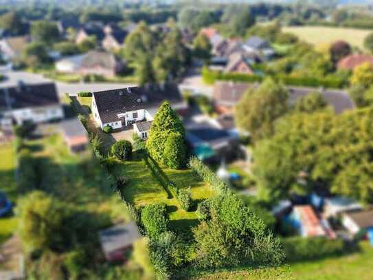 Halbes Haus mit Potenzial - Charmante Doppelhaushälfte mit großem Grundstück in Satrup