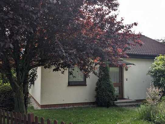 Einfamilienhaus in erholsamer, ruhiger, traumhafter Lage mit Garten, Garage, kl. Teich, in Lieskau