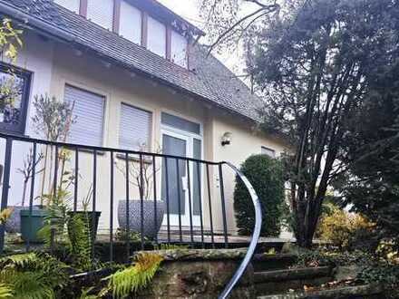 Großzügiges Haus mit großem Garten für Ihre Familie in bester Wohnlage in Leonberg