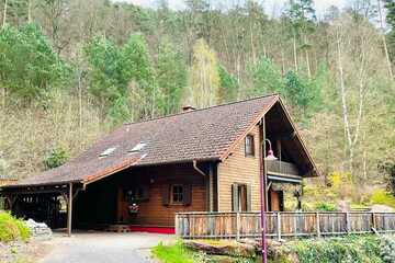 Idyllisches Einfamilienhaus in Waldrandlage mit Terrasse und Garten