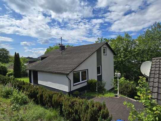 Freudenberg: Freist. 1 - 2 FH in idyllischer Lage mit traumhaftem Fernblick auf 1335 m² Grdstk.