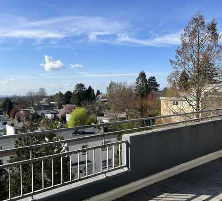 "Balkonien Deluxe: Wohnung mit grandiosem Weitblick und einer XXL-Terrasse zum Entspannen"