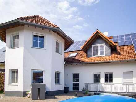Energieeffizientes Zweifamilienhaus, moderne Ausstattung und ein Juwel im Außenbereich.