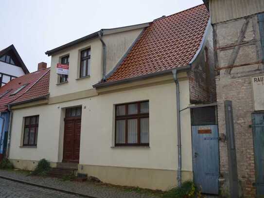 Sonniges Stadtreihenhaus im Zentrum Neubukow mit Werkstatt, großer Garage und lieblichen Innenhof