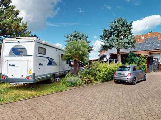 Traumhaftes Einfamilienhaus am Hang mit Garage, Werkstatt und Pool.