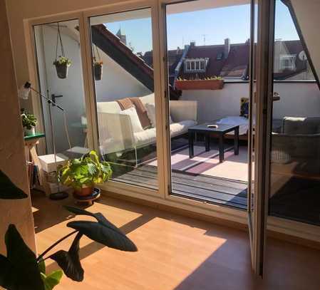 **Helle 2-Zimmer-Wohnung mit großer Dachterrasse und traumhaftem Blick über Nürnberg**