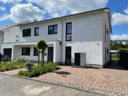Neubau-Erstbezug! Hochwertige 4-Zimmerwohnung mit 115 m² Wohnfläche, Gäste-WC, Stellplatz und Balkon