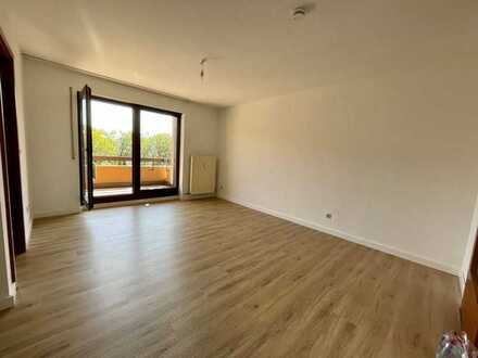 Schöne, geräumige 1-Zi. Whg mit Balkon und Einbauküche