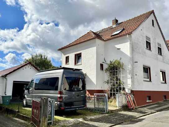 Einfamilienhaus mit Gartenhaus und Garage