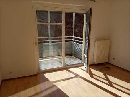 gut geschnittene 1,5 Zimmer-Wohnung mit Balkon u. neuwertiger EBK