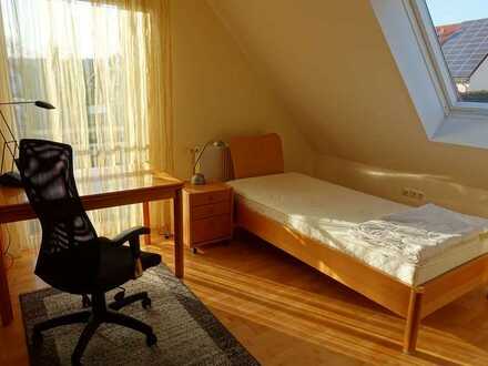 von privat helles, gepflegtes Zimmer (17qm) in Feucht-Moosbach