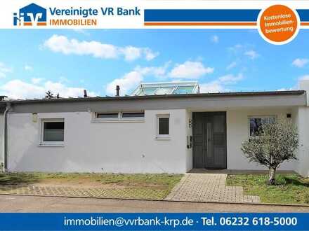 Sonniger Bungalow mit überdachtem Atrium