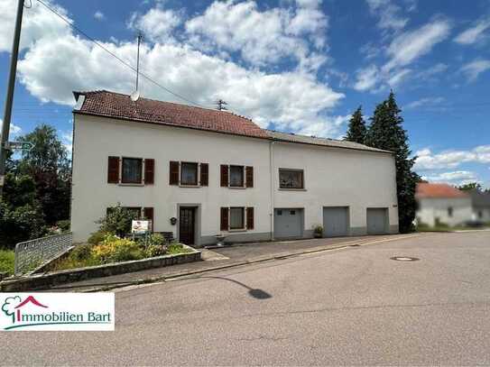 GRENZNÄHE LUXEMBURG: BAUERNHAUS MIT NEBENGEBÄUDEN AUF 14 AR!