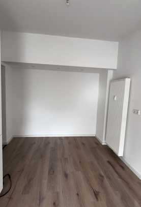 Stilvolle, neuwertige 2 Zimmer-DG-Wohnung mit EBK in Bergisch Gladbach