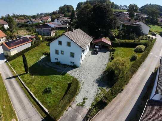 Zum Renovieren! Zweifamilienhaus auf großem Grundstück!