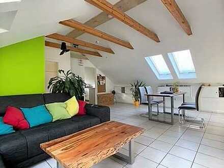 Modern eingerichtete 3-Zimmer-Dachgeschosswohnung für Pärchen in Neusäß – Bayern