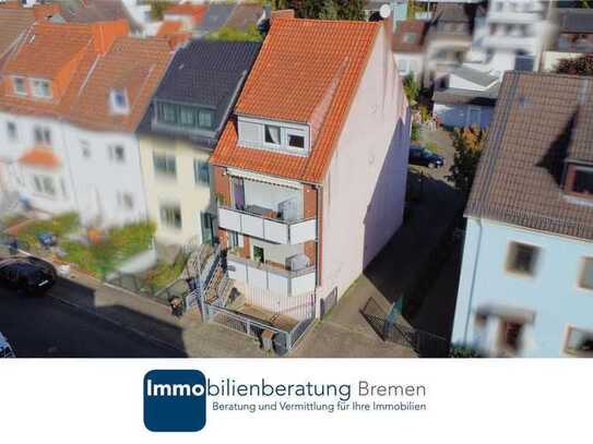 Mehrfamilienhaus mit drei Wohneinheiten, drei Stellplätzen und Garage