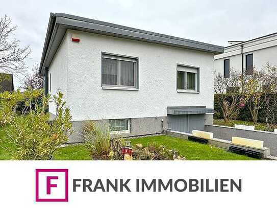 FRANK IMMOBILIEN - Modernisierte Wohnperspektive für jedes Alter! Bungalow zum Verlieben mit Garage