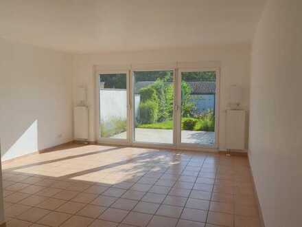 Freundliches 4-Zimmer-Stadthaus mit hochwertiger Einbauküche, Dachstudio, Garage und Garten