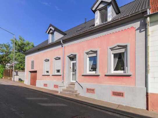 Richtig zuhause: Umgebautes Bauernhaus mit Garten, einer Garage und 2 Freistellplätzen