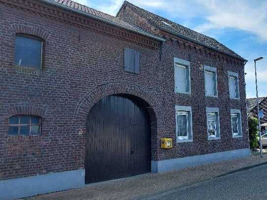 Bauernhof mit geschlossenen Innenhof und Weideland für die Großfamilie.