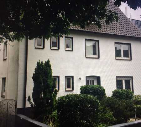 Neuwertige 3-Zimmer-Maisonette-Wohnung in frei stehendem 3Fam-Haus mit offener Küche