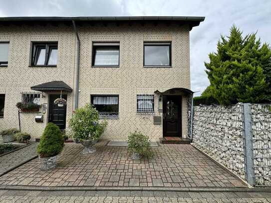 NEUSS-HOLZHEIM 
REIHENECKHAUS MIT GARTEN UND GARAGE - FAMILIENDOMIZIEL MIT VIEL POTENTIAL