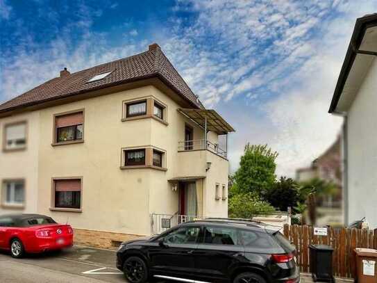 Renovierungsbedürftiges Doppelhaus mit Garten und Garage in guter Lage