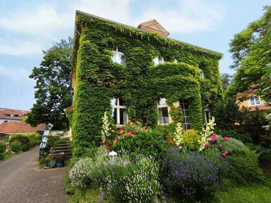 Villa zur Doppelnutzung mit großer Gartenoase suchen Liebhaber