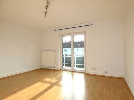 Helle 3 Zimmer Wohnung mit Balkon und Gartenanteil