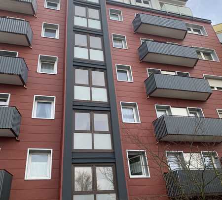 In Fürth: Gepflegte DG-Wohnung mit zwei Zimmern und Balkon
