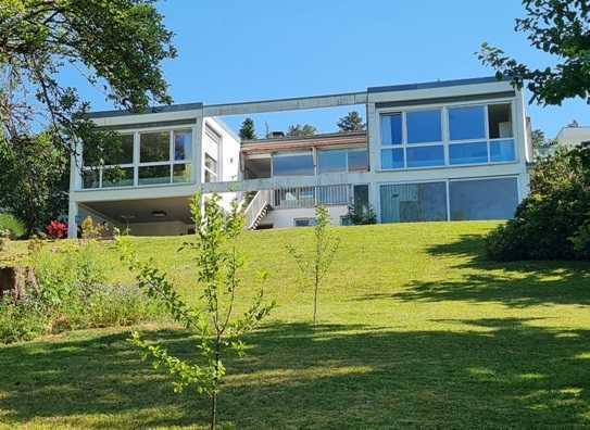 Lichtdurchflutetes Architektenhaus mit Einliegerwohnung und großem Grundstück!