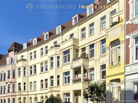 Charmanter Altbau – frisch renoviert, mit Sonnenbalkon und edlem Dielenboden!