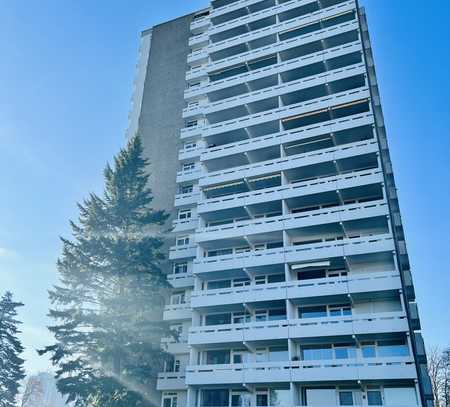 Helle Dreizimmerwohnung mit zwei Balkonen, Tiefgaragenstellplatz und Pool