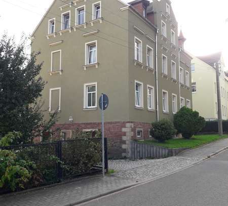 günstige, sanierte 2-Zimmer-Wohnung mit Balkon und Einbauküche in Gersdorf