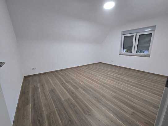 Neu renovierte 3 Zimmer Wohnung mit Fußbodenheizung, Balkon und Einbauküche für Familie/ Studenten