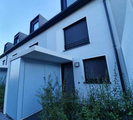 Provisionsfrei - Freundliches und neuwertiges 5-Zimmer-Reihenhaus