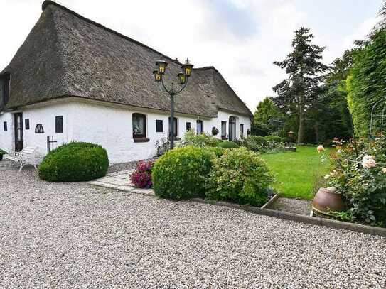 Malerisches Anwesen in Tetenhusen: Exklusives Landhaus mit Reetdach