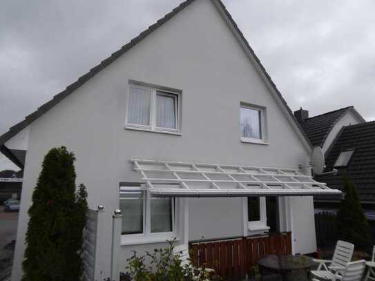 Stilvolle 3-Zimmer-EG-Wohnung mit Ofen, Garten, Carport in Schellhorn