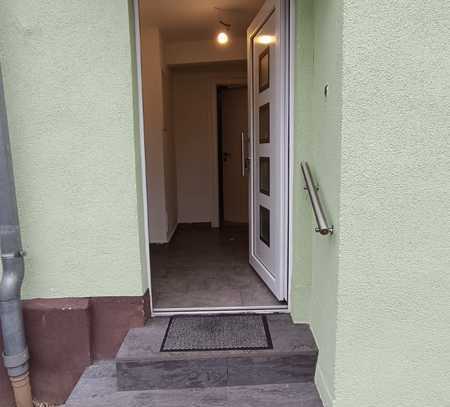 Exklusive, geräumige und sanierte 2-Zimmer-Wohnung mit Balkon und Einbauküche in Offenbach