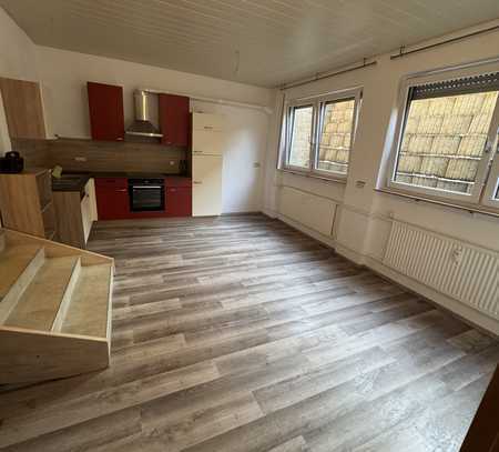 Modernisierte Wohnung mit zweieinhalb Zimmern und Einbauküche in Spraitbach