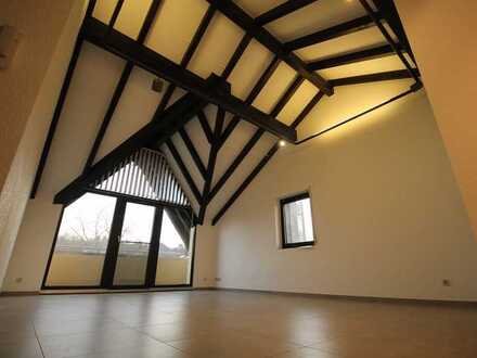 Außergewöhnliche 4-Zimmer- Wohnung mit EBK und Loggia in KH-Süd