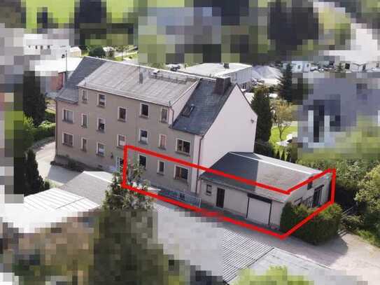 Großzügige und helle Wohnung mit separatem Zugang, Terrasse, Doppelgarage und eigenem Gartenanteil