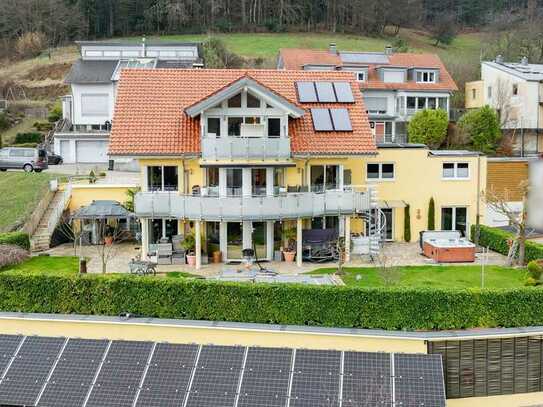 Traumhafte Villa mit drei erstklassigen Wohneinheiten, Saunen, Außenpool, Whirlpool und PV-Anlage.