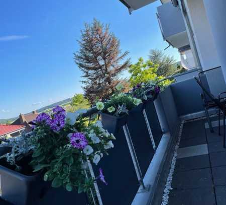 Helle, ruhige gepflegte 3-Zimmer-Wohnung mit EBK, großem Balkon/Terrasse und Fernbilick